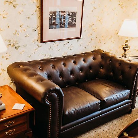 The Rochester Inn Sheboygan Falls ภายนอก รูปภาพ