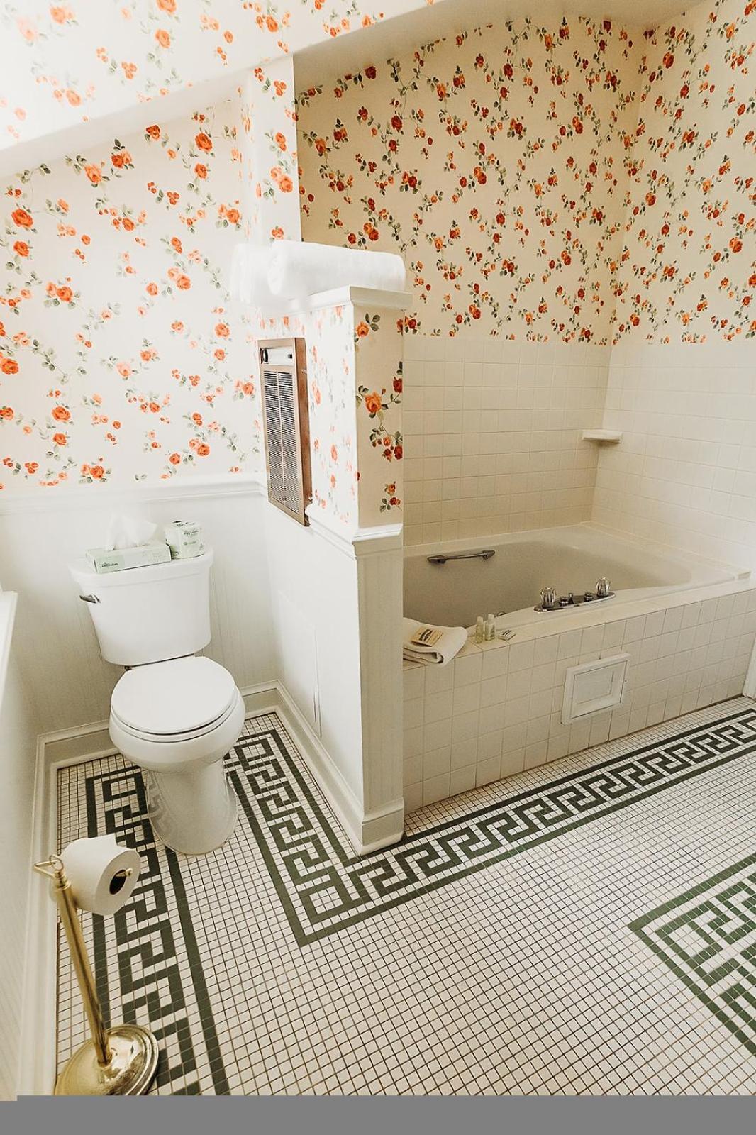 The Rochester Inn Sheboygan Falls ภายนอก รูปภาพ