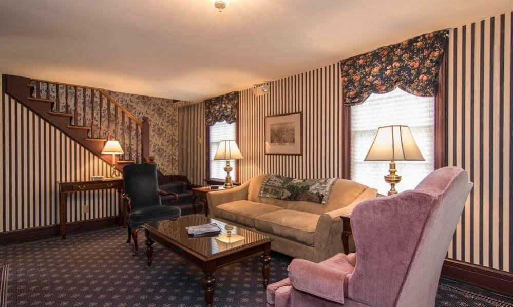 The Rochester Inn Sheboygan Falls ภายนอก รูปภาพ